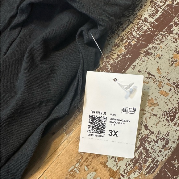 NWT 3X Brittney Spears long sleeve TShirt!! Stylish & soft, great for any fit! 😊 - Picture 4 of 4